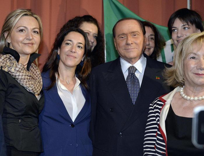 Silvio Berluscon con alcuni candidati durante la presentazione della lista di Forza Italia nel nord-ovest in un grande albergo di Milan, 26 aprile 2014. ANSA/DANIEL DAL ZENNARO