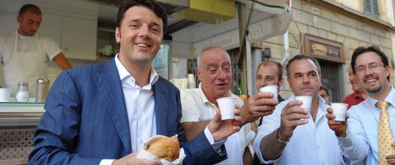 20090729 FIRENZE CRO:ALCOL:Delibera Firenze salva gottino dal trippaio Il sindaco di Firenze Matteio Renzi  mangia un panino con la trippa accopagnato da un bicchiere di vino oggi 29 luglio 2009 ANSA CARLO FERRARO