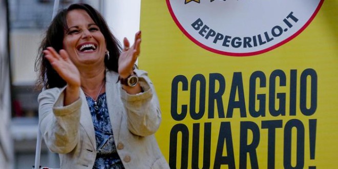 Rosa Capuozzo del Movimento 5 stelle eletta sindaco di Quarto (Napoli), 15 giungo 2015.
ANSA /PRIMA PAGINA
